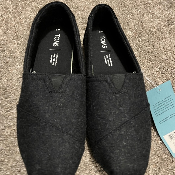 Toms Women’s Classic Black Felt Shearling Slip on shoes - Picture 3 of 4